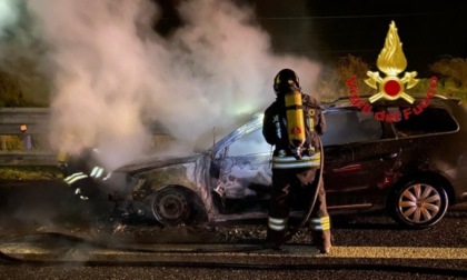 Auto in fiamme sulla A1, in salvo le tre persone a bordo