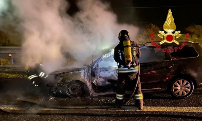 Auto in fiamme sulla A1, in salvo le tre persone a bordo