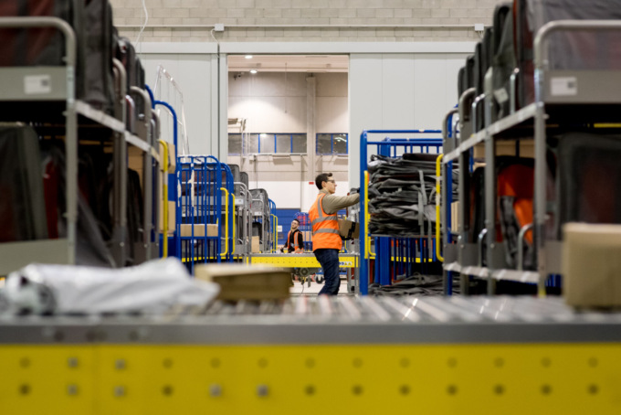 Corriere Amazon ruba i pacchi da consegnare: sorpreso a trafugare 64 articoli tra smartphone accessori abbigliamento