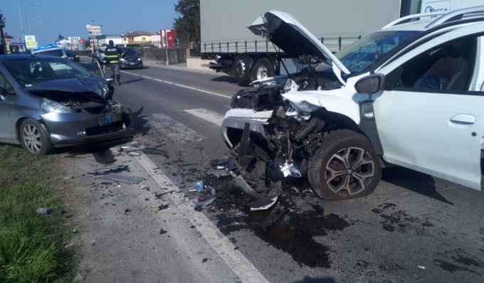 Schianto frontale tra due vetture a Cava Manara, due donne ferite