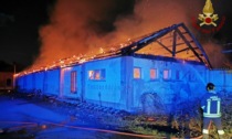 Incendio in un capannone nella notte, Vigili del fuoco impegnati per sei ore