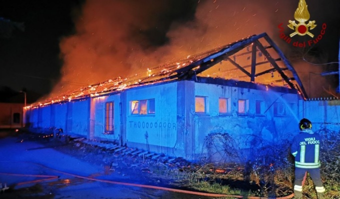 Incendio in un capannone nella notte, Vigili del fuoco impegnati per sei ore