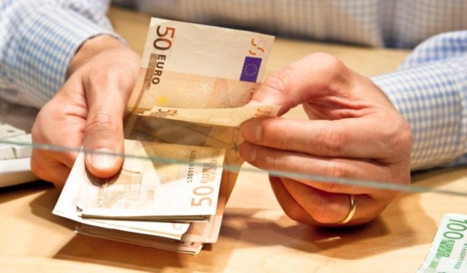 Preleva soldi in banca su conti di altri, truffatrice 42enne denunciata