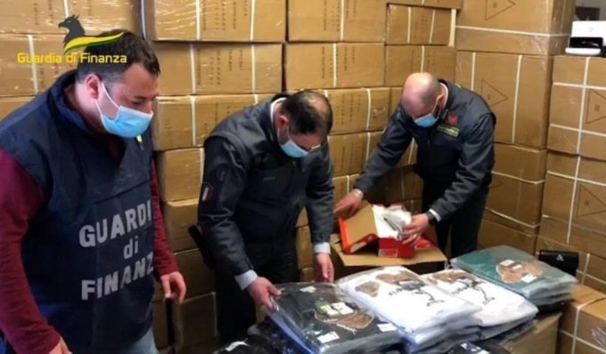 Griffe contraffatte sul web, sequestrata merce per oltre 35mila euro: sanzionati 80 acquirenti