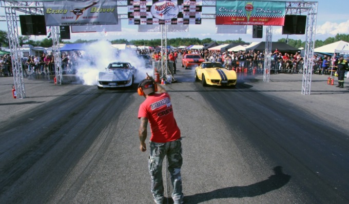 Si scaldano i motori nei box della Rivanazzano Dragway, il circuito pronto ad accogliere le gare d’accelerazione