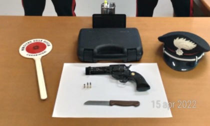 Spara colpi di pistola in stazione a Parona, arrestato straniero con 16 diverse identità