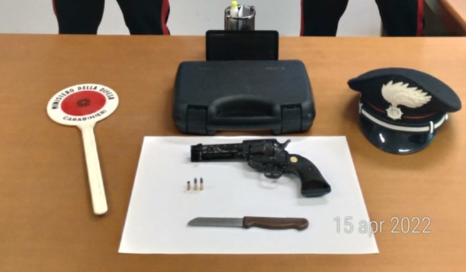 Spara colpi di pistola in stazione a Parona, arrestato straniero con 16 diverse identità
