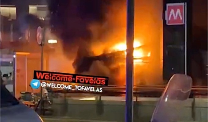 Incendio in piazza San Babila: le fiamme innescate da una centralina elettrica sotterranea