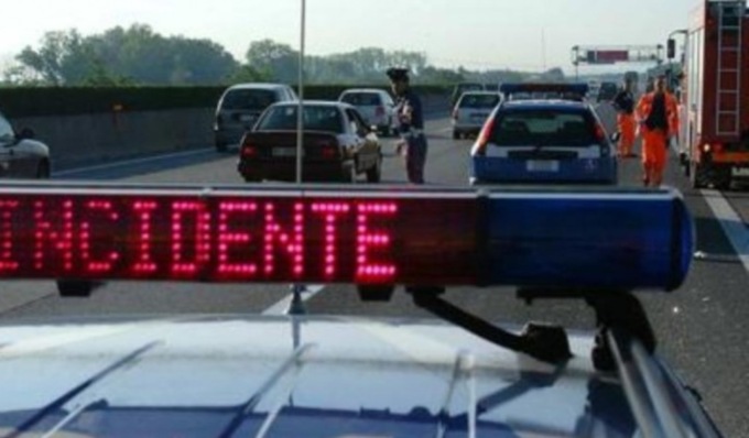 Schianto in A7 tra mezzi pesanti, uno prende fuoco: un morto