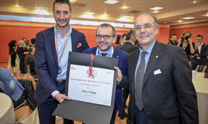 Vinitaly, Rolfi consegna il premio "Angelo Betti" a Marco Maggi viticoltore dell'Oltrepò Pavese