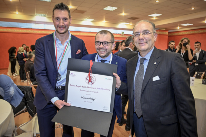 Vinitaly, Rolfi consegna il premio “Angelo Betti” a Marco Maggi viticoltore dell’Oltrepò Pavese