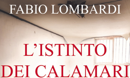 Fabio Lombardi firma le copie del suo libro "L'istinto dei Calamari"