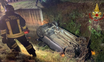 Auto ribaltata in un fosso: ragazza incastrata fra le lamiere