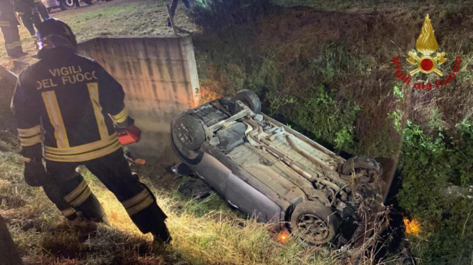 Auto ribaltata in un fosso: ragazza incastrata fra le lamiere