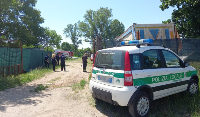 Un incendio fa scoprire una discarica abusiva di auto, pneumatici e oggetti ferrosi