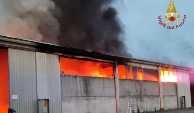Maxi incendio in un capannone pieno di rifiuti a Casei Gerola
