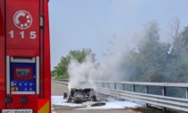Vettura a fuoco in A7, autostrada chiusa per le operazioni di spegnimento