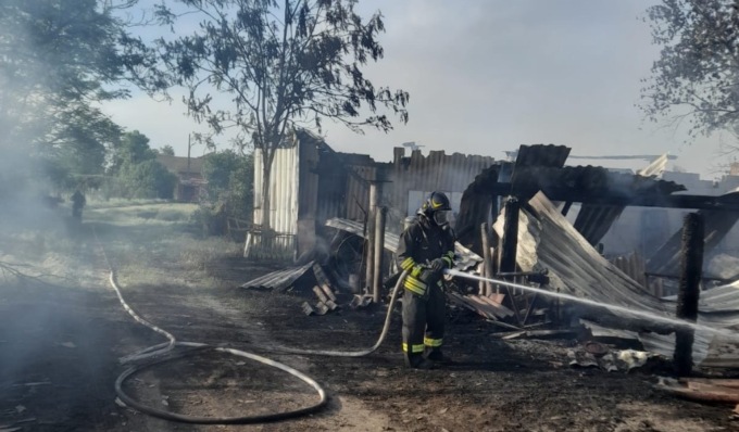 Grosso incendio a Pavia, brucia cascina in Strada Belvedere