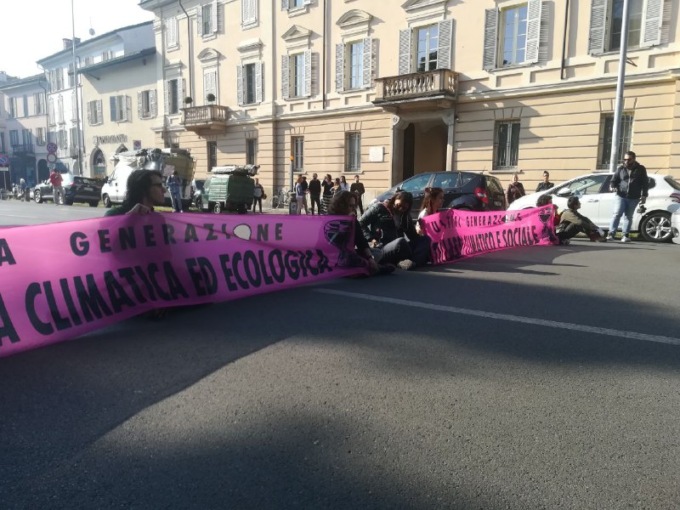 Emergenza Eco-Climatica: attivisti bloccano il traffico a Pavia