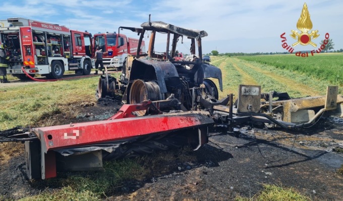 Mezzo agricolo in fiamme a Santa Giuletta, Vigili del fuoco in azione