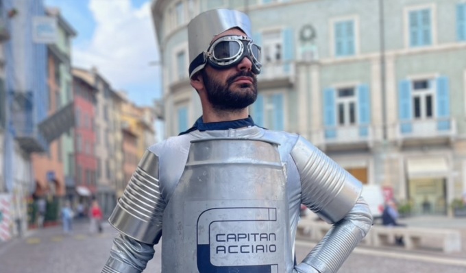 Capitan Acciaio arriva a Pavia per insegnare il valore della raccolta differenziata
