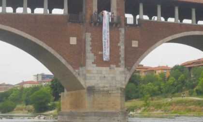 "Scuola decadente, Provincia assente": studenti calano striscione dal Ponte Coperto