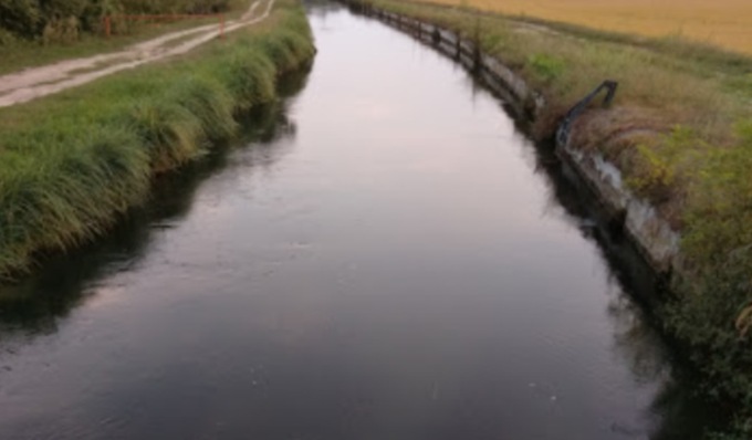 Dalle acque del Naviglio Langosco affiora il cadavere di una donna