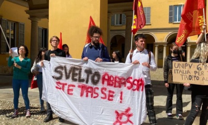L'università di Pavia conferma la tassazione studentesca mentre l'Udu protesta sotto al rettorato: "Decisione ingiusta"