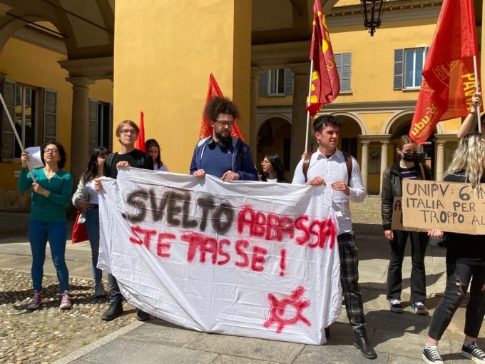 L’università di Pavia conferma la tassazione studentesca mentre l’Udu protesta sotto al rettorato: “Decisione ingiusta”