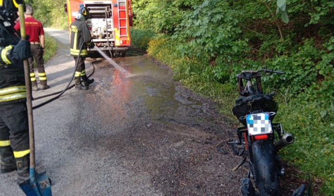 Moto a fuoco sulla strada per Ca’ del Monte, centauro illeso