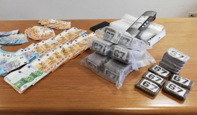 Non si fermano all’alt e terminano la fuga in un corso d’acqua: in auto 5 chili di hashish