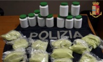Cocaina camuffata da polvere verdognola, sequestrati oltre 3 chili di droga: 25enne in manette