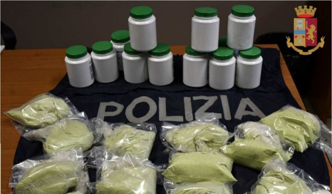 Cocaina camuffata da polvere verdognola, sequestrati oltre 3 chili di droga: 25enne in manette