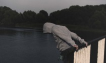 Tenta di togliersi la vita lanciandosi nel Ticino dal Ponte Coperto, 23enne salvato in extremis