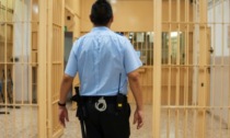 Carcere di Vigevano, detenuto dà in escandescenza e aggredisce tre agenti penitenziari