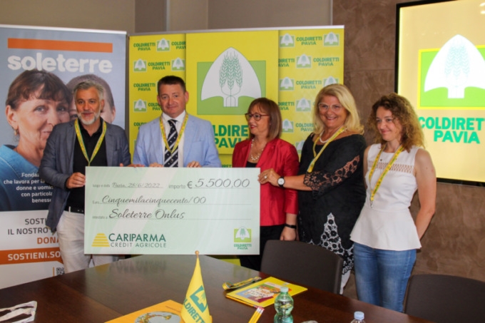 Coldiretti Pavia aiuta i bambini ucraini con un maxi assegno simbolico a Fondazione Soleterre