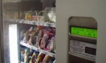 Ruba le monetine dei distributori automatici della scuola: arrestato 36enne