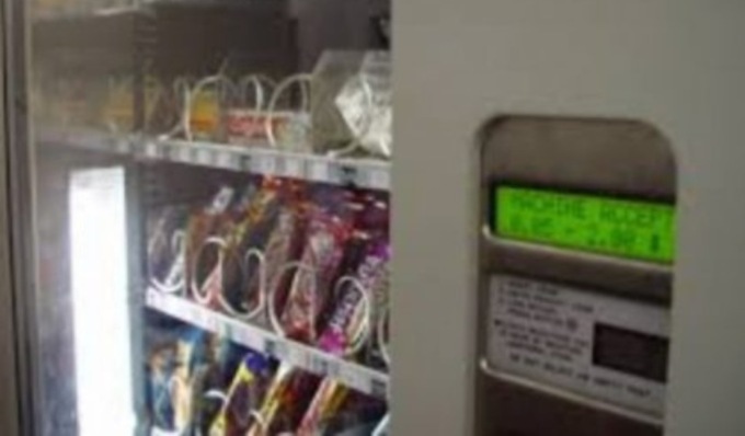 Ruba le monetine dei distributori automatici della scuola: arrestato 36enne