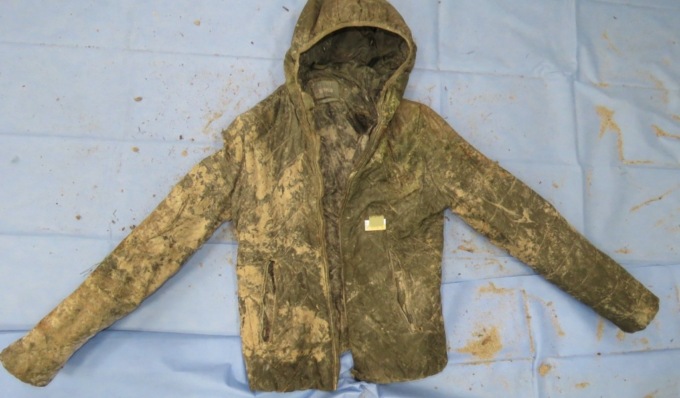 Cadavere rinvenuto sull’argine del Po, la Procura diffonde le foto dei vestiti per identificarlo
