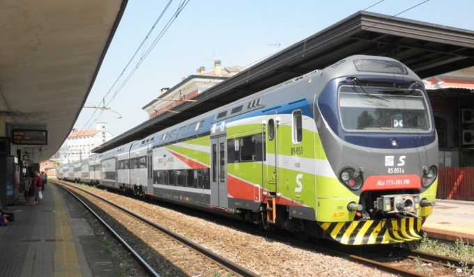 Tenta di violentare una ragazza sul treno, i passeggeri intervengono per difenderla