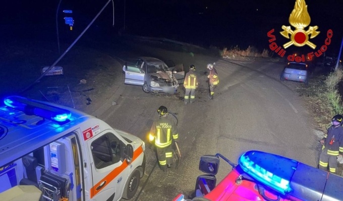 Esce di strada e si schianta contro un palo della luce: 19enne al San Matteo