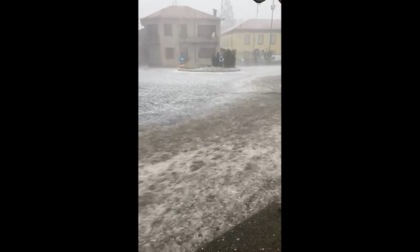 Il video del violento temporale nel Pavese: grandine e allagamenti a Torrazza Coste