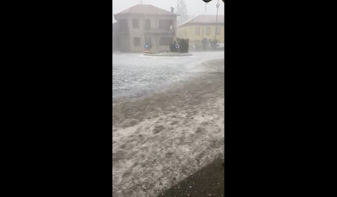 Il video del violento temporale nel Pavese: grandine e allagamenti a Torrazza Coste