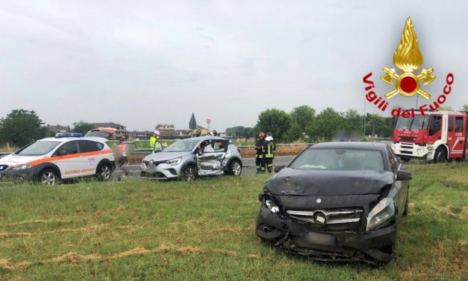 Incidente tra due vetture sulla provinciale, due donne ferite