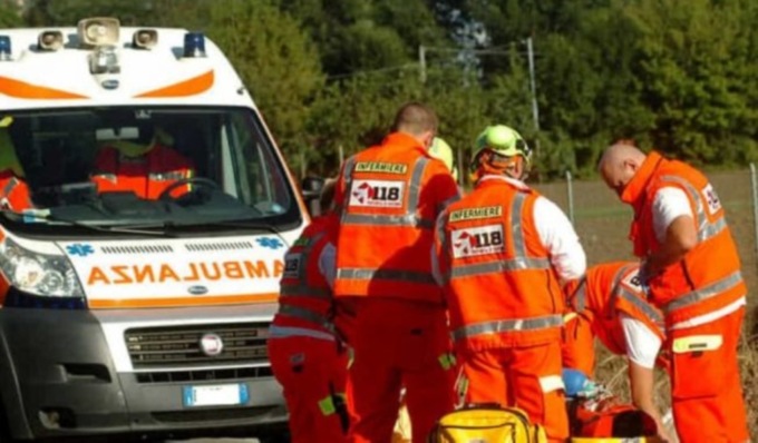 Esce di strada con la Smart e viene sbalzato fuori dall’abitacolo: muore 50enne