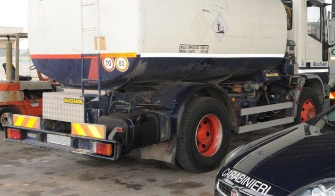Autotrasportatore bloccato e picchiato: rapinatori in fuga con 36mila litri di gasolio