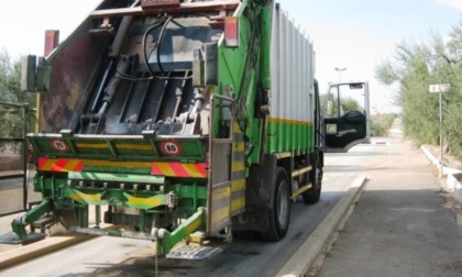 Non sapendo come tornare a casa rubano un camion della raccolta rifiuti