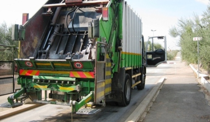Non sapendo come tornare a casa rubano un camion della raccolta rifiuti