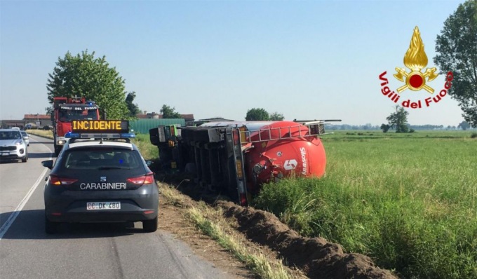 Autocisterna ribaltata, chiusa la ss494 Vigevanese a Mortara
