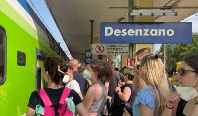 Adolescenti molestate sul treno di ritorno da Gardaland: “Ragazze bianche privilegiate, qui non salite”